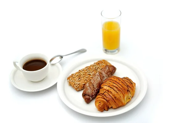 Una taza de café negro, pan de desayuno y un vaso de jugo de naranja —  Fotos de Stock