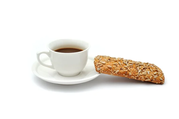 A cup of black coffee an a piece of breakfast bread — Stock Photo, Image