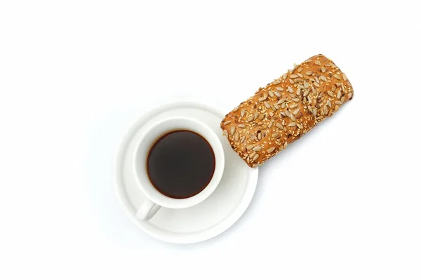 Kuppi mustaa kahvia ja pala aamiaisleipää. — kuvapankkivalokuva