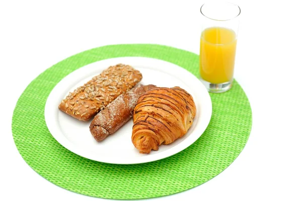 Pan de desayuno y un vaso de jugo de naranja — Foto de Stock