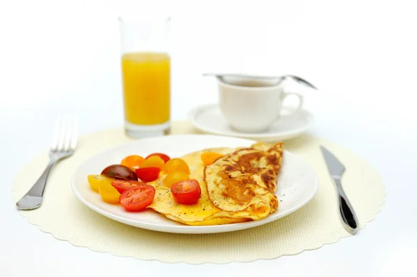 Omelete com tomate, um copo de suco de laranja e uma xícara de café preto — Fotografia de Stock