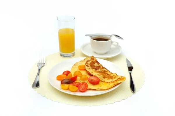 Omelette aux tomates, un verre de jus d'orange et une tasse de café noir — Photo