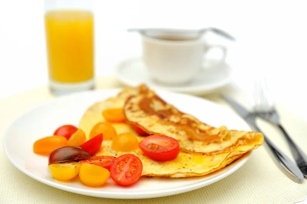 Omelett mit Tomaten, einem Glas Orangensaft und einer Tasse schwarzen Kaffee — Stockfoto