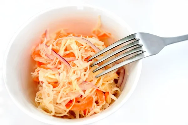 Friska coleslaw på vit bakgrund — Stockfoto