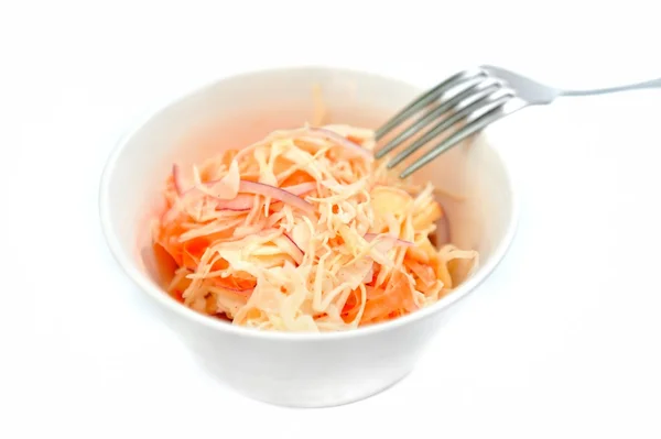 Friska coleslaw på vit bakgrund — Stockfoto