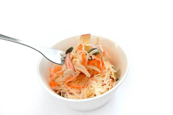 Friska coleslaw med pumpafrön på vit bakgrund — Stockfoto