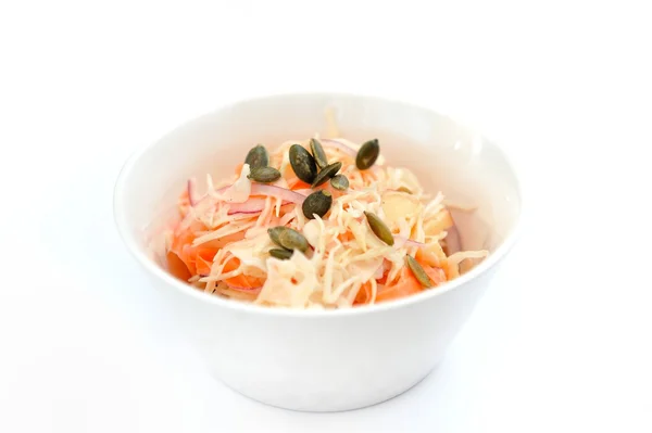 Friska coleslaw med pumpafrön på vit bakgrund — Stockfoto