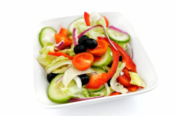 Salada verde isolada sobre fundo branco — Fotografia de Stock