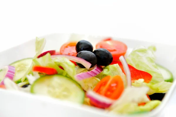 흰 배경에 분리되어 있는 야채 샐러드 — 스톡 사진