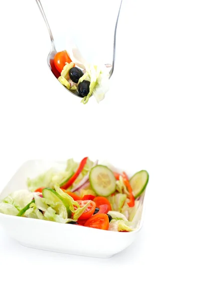 Beyaz arkaplanda yeşil salata — Stok fotoğraf