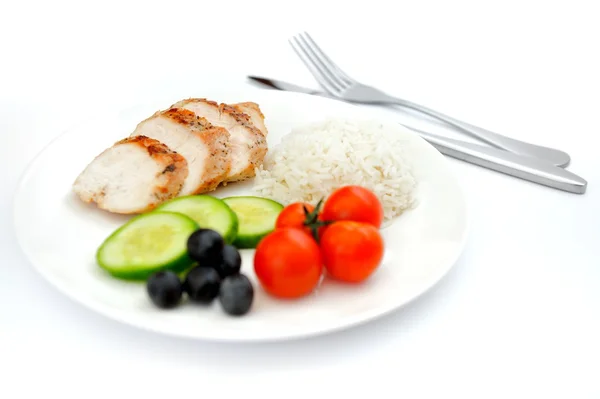 Stekt kycklingfiléer, kokt ris och färska grönsaker — Stockfoto