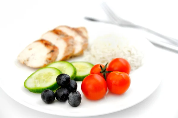 Filet z kurczaka smażone, gotowane z ryżu i świeżych warzyw — Zdjęcie stockowe