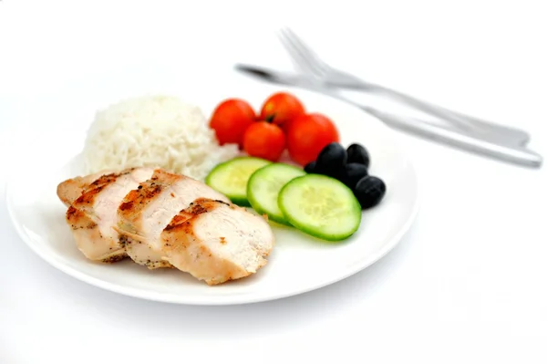 Stekt kycklingfiléer, kokt ris och färska grönsaker — Stockfoto