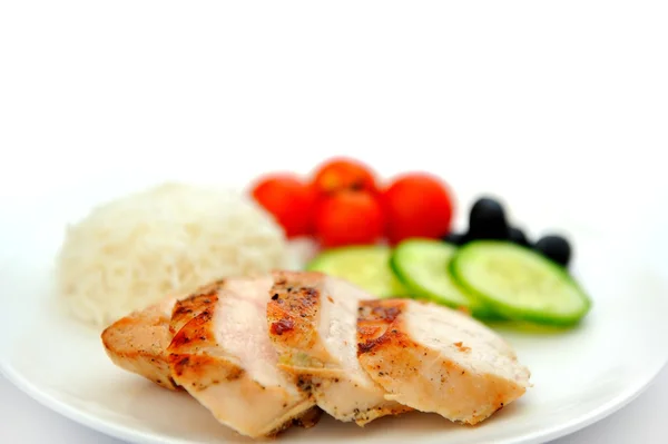 Filetes de frango fritos, arroz cozido e legumes frescos — Fotografia de Stock