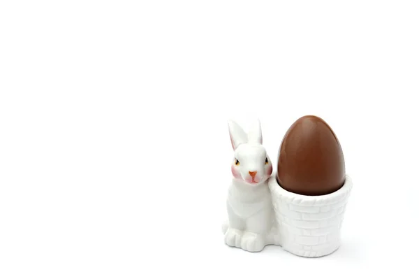 Щасливе великоднє повідомлення з шоколадним яйцем на білому тлі Ліцензійні Стокові Фото