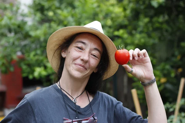 Femme avec tomate — Photo