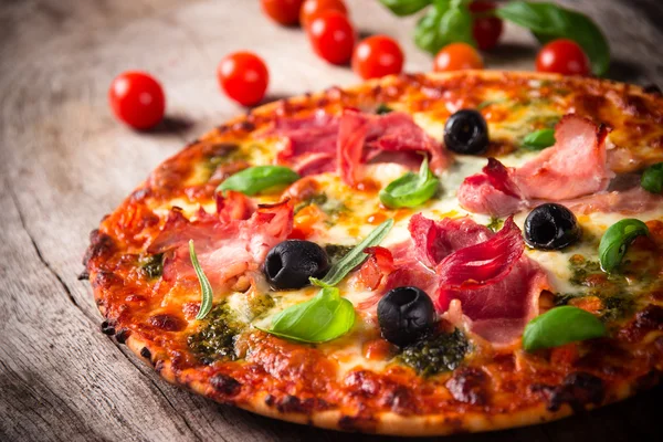 Smakelijke Italiaanse pizza — Stockfoto