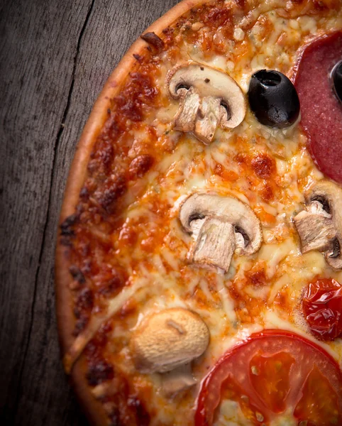 Leckere italienische Pizza — Stockfoto