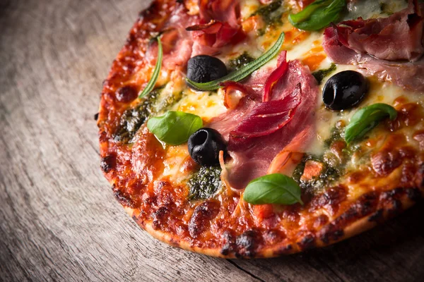 Smakelijke Italiaanse pizza — Stockfoto