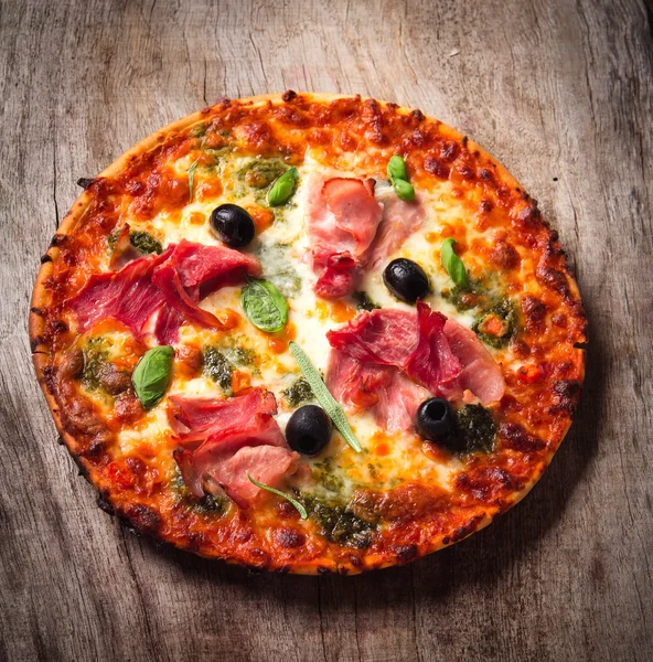 Leckere italienische Pizza — Stockfoto