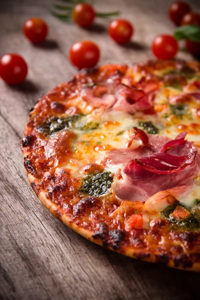 Leckere italienische Pizza auf Holzgrund — Stockfoto