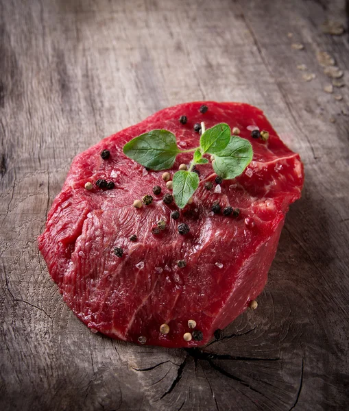 Syrový hovězí steak — Stock fotografie