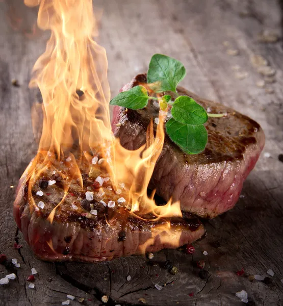 Grilovaný grilování steaků — Stock fotografie