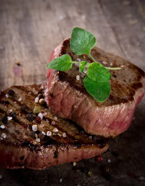 Grilovaný grilování steaků — Stock fotografie