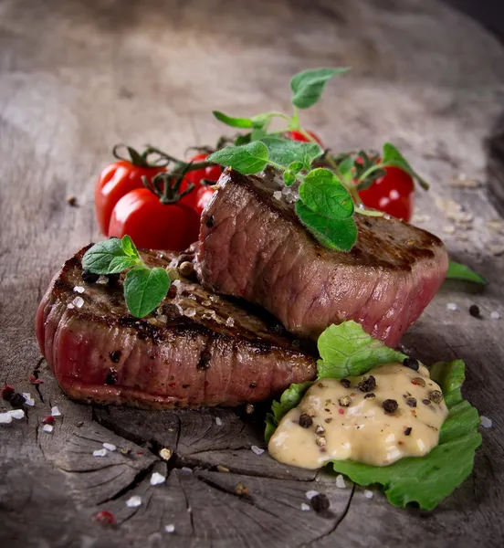 Grilovaný grilování steaků — Stock fotografie