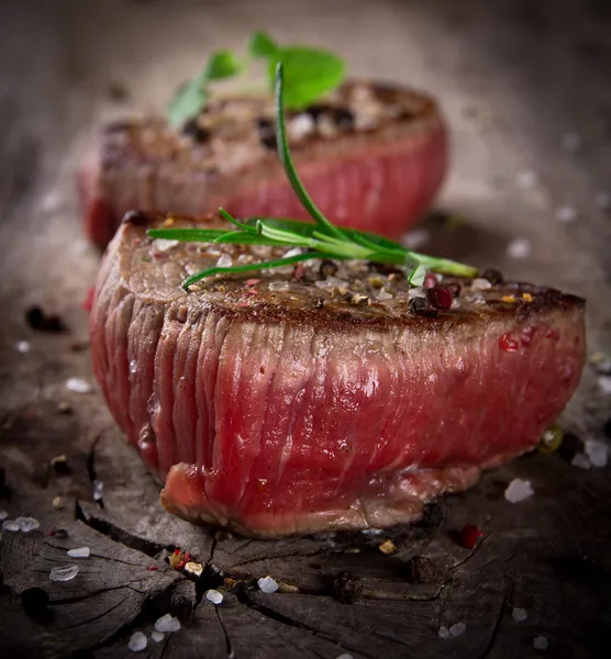 Grilovaný grilování steaků — Stock fotografie