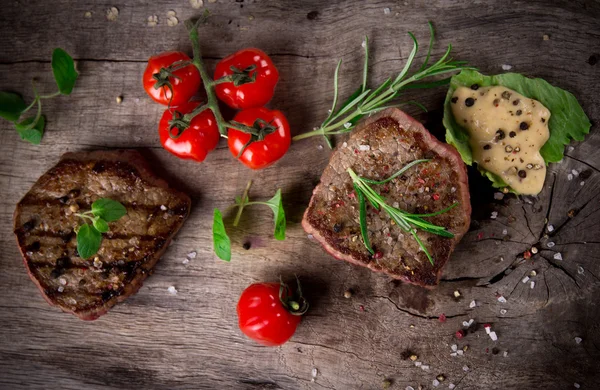 Grilovaný grilování steaků — Stock fotografie