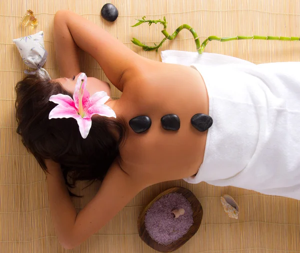 Mulher bonita relaxante no spa — Fotografia de Stock