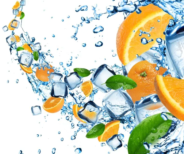 Orangen im Wasserspritzer — Stockfoto