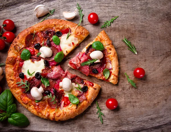 Läcker italiensk pizza — Stockfoto