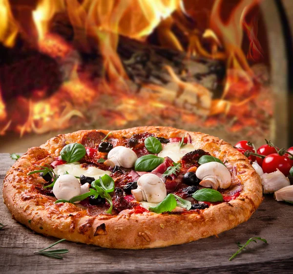 Läcker italiensk pizza — Stockfoto
