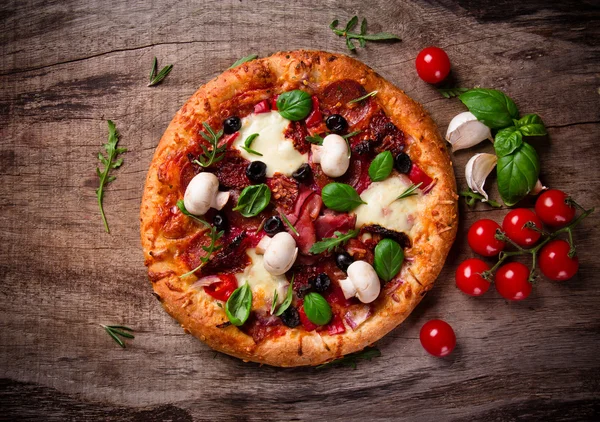 Výborná italská pizza — Stock fotografie