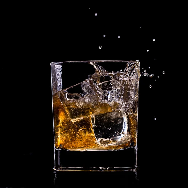 Primer plano del vaso con whisky — Foto de Stock