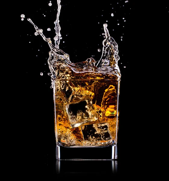 Gros plan sur verre avec whisky — Photo