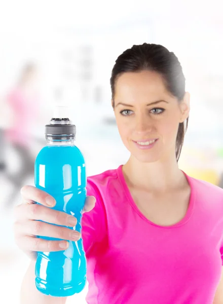 Joven mujer fitness sosteniendo botella — Foto de Stock