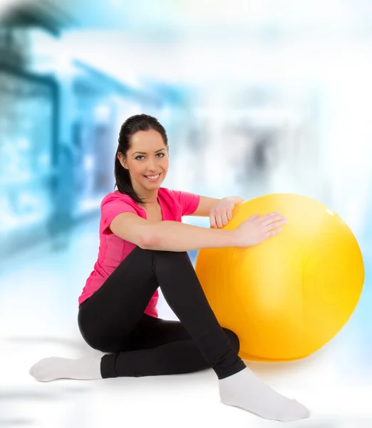 Fitness-Frau mit Punschball — Stockfoto