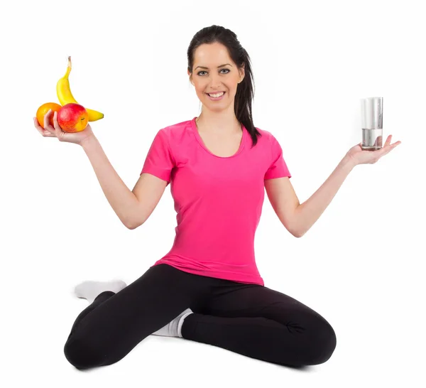Glückliche junge Fitness-Frau mit Früchten — Stockfoto