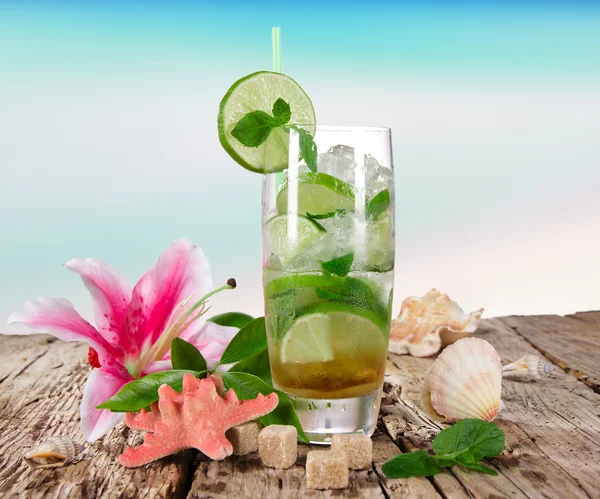 Cocktails på stranden — Stockfoto