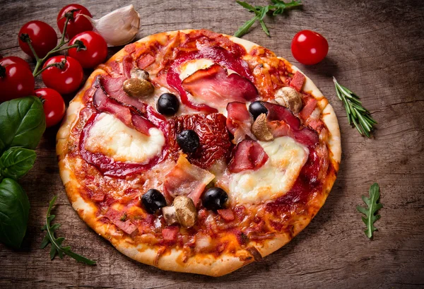 Deliciosa pizza italiana — Foto de Stock