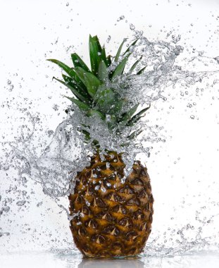 ananas su sıçrama ile