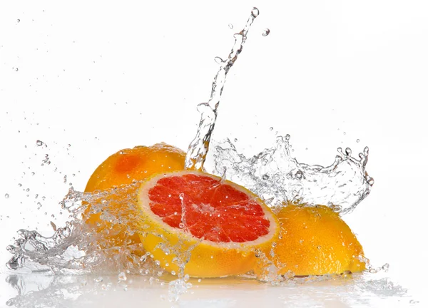 Грейпфруты с брызгами воды — стоковое фото