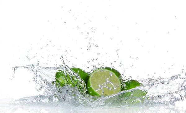 Limetten mit Wasserspritzer — Stockfoto