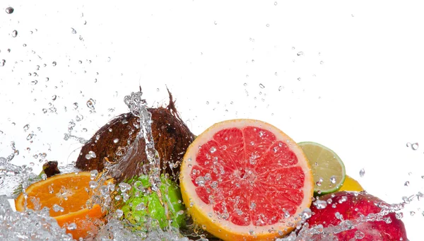 Fruits frais avec éclaboussures d'eau — Photo