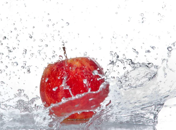 Apfel mit Wasserspritzer — Stockfoto