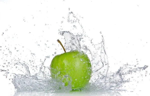 Pomme avec éclaboussure d'eau — Photo