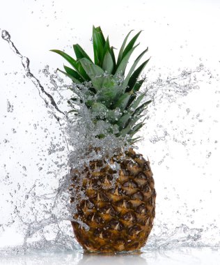 ananas su sıçrama ile